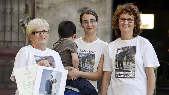 La familia Carballo, con el pequeño, de espaldas.