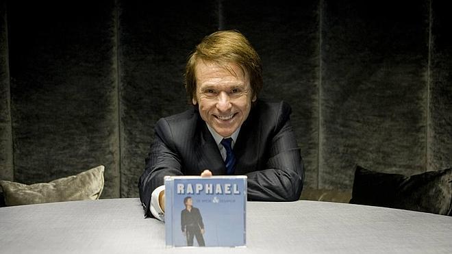 Raphael posa con su nuevo trabajo 