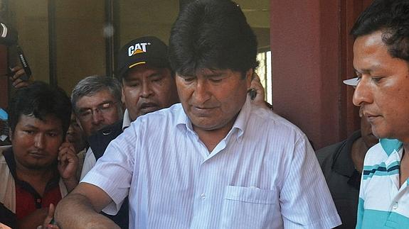 El presidente Evo Morales, emite su voto  