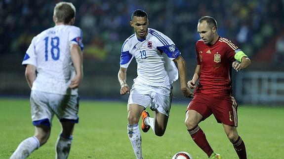 Iniesta jugando con la selección española