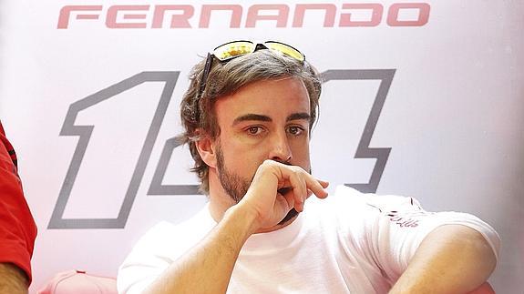 Fernando Alonso, pensativo en Sochi. 