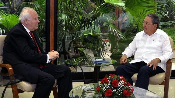 Miguel Ángel Moratinos y Raúl Castro en Cuba.
