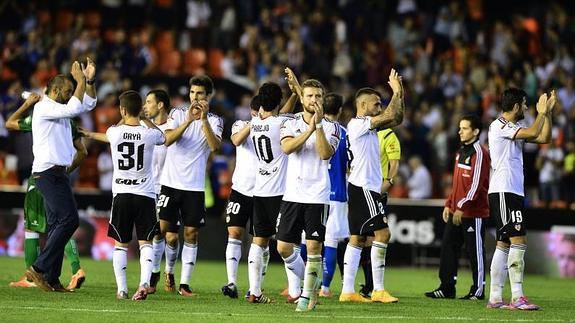 El Valencia resuelve a balón parado ante un Elche sin pegada