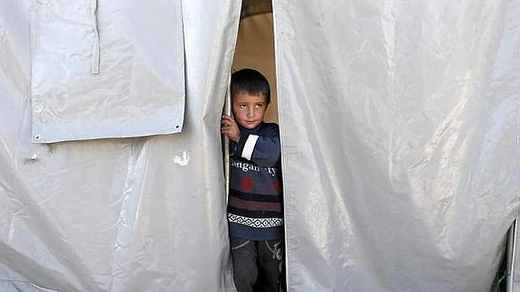 Un niño, en un campamento de refugiados sirio. 
