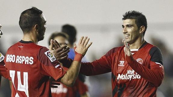 Los jugadores del Sevilla celebran un gol