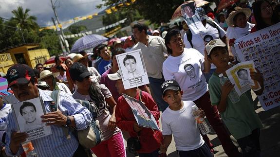 Imagen de la marcha que recorrerá varias ciudades de México en protesta por los estudiantes desaparecidos 