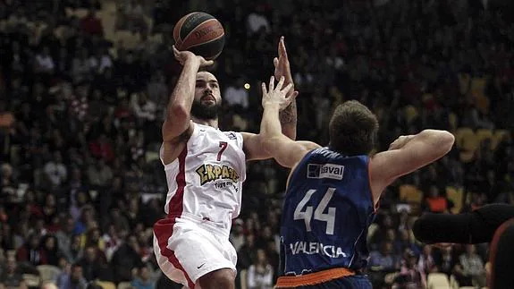 Spanoulis (i) lanza a canasta.