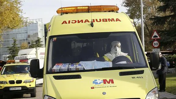Imagen de la ambulancia que traslada a la médico cooperante española que podría haberse contagiado de ébola en Malí  