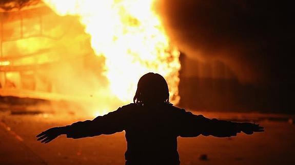 Imagen de uno de los incendios provocados en Ferguson. 