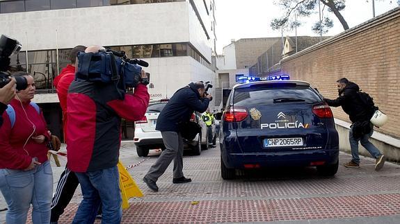 El coche policial que trasladó a los acusados.