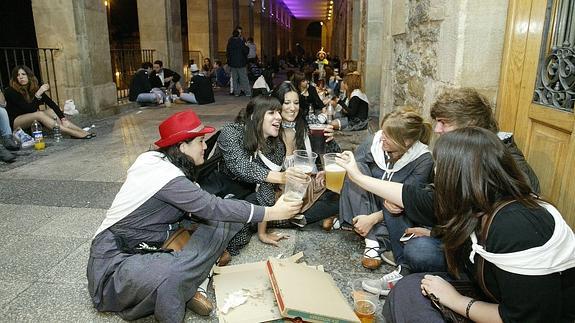 Jóvenes haciendo botellón.