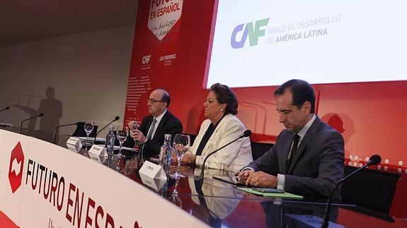 Guillermo Fernández de Soto, Rita Barberá y Fidel Pila, durante el foro. 