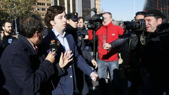 Francisco Nicolás Gómez Iglesias (c), conocido como el "pequeño Nicolás", a la salida de los juzgados de Plaza de Castilla. 