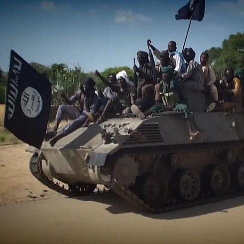 Miembros de Boko Haram aparecen sobre un tanque capturado al Ejército en un lugar no identificado de Nigeria. 