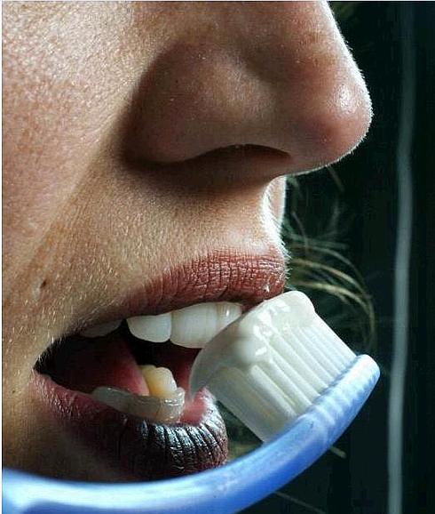 Las aftas de origen traumático pueden estar causadas por una herida con el cepillo de dientes, por ejemplo. 