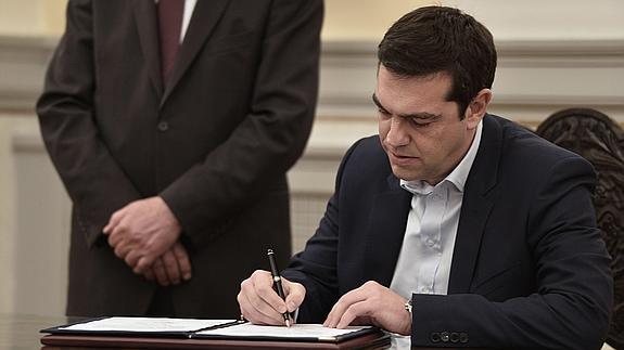 Alexis Tsipras toma posesión como nuevo primer ministro griego. 