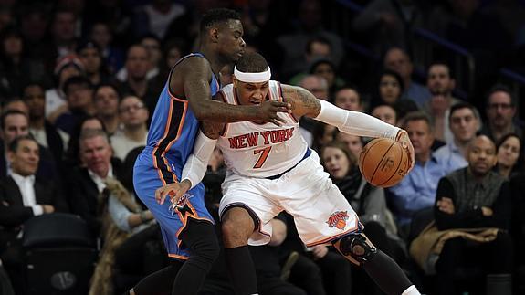 Carmelo Anthony, ante un rival. 