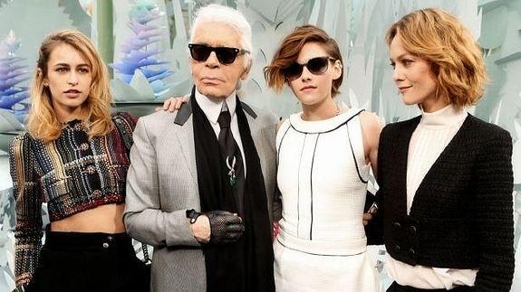 Alice Dellal, Kristen Stewart y Vanessa Paradis, junto con el káiser de la moda.  