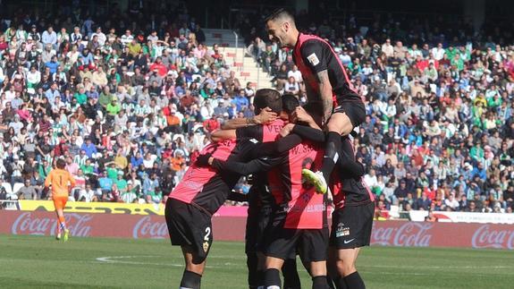 Los jugadores del Almería celebran el primer gol de Macedo. 