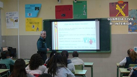 Charla contra el acoso escolar impartida por la Guardia CIvil en un instituto riojano. 