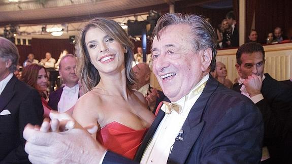 Elisabetta Canalis baila con el empresario austríaco Richard Lugner. 