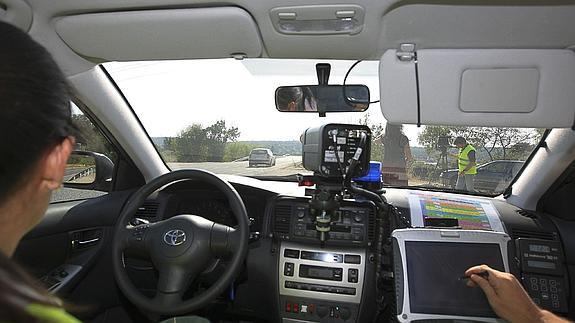 Un radar móvil, en una carretera secundaria.