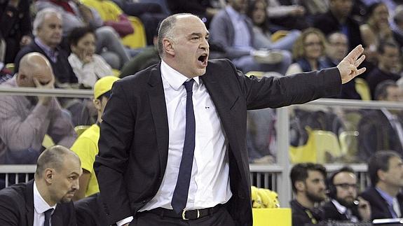 Pablo Laso da órdenes a su equipo. 