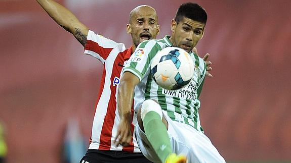 Juanfran (d), en su etapa en el Betis. 