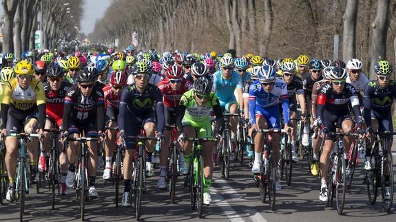 Vista del pelotón en la Tirreno. 