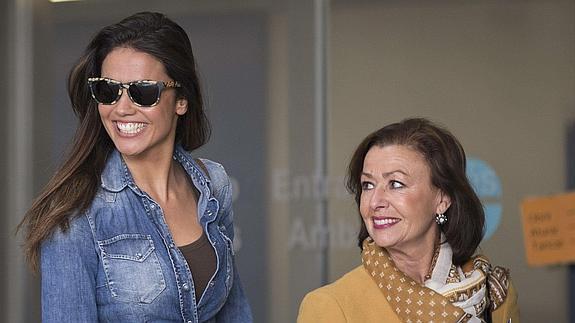 Lara Álvarez, con la madre de Fernando Alonso. 