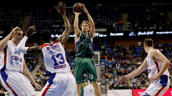 Kuzminskas lanza a canasta. 