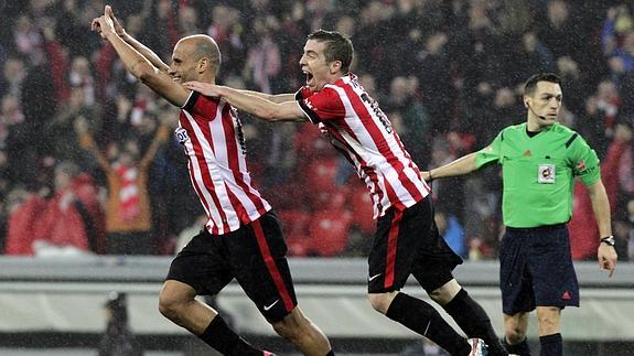 Mikel Rico e Iker Muniain (d), celebran el segundo gol del Athletic.