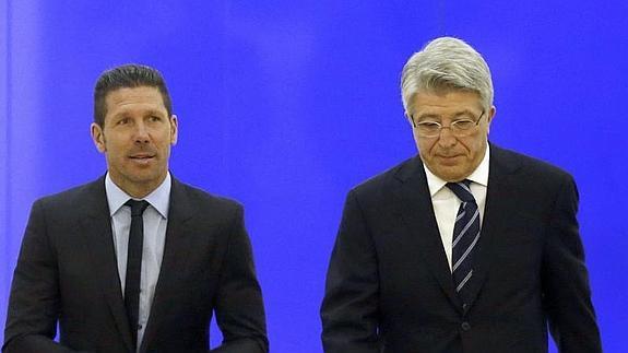 Diego Pablo Simeone y Enrique Cerezo (d). 