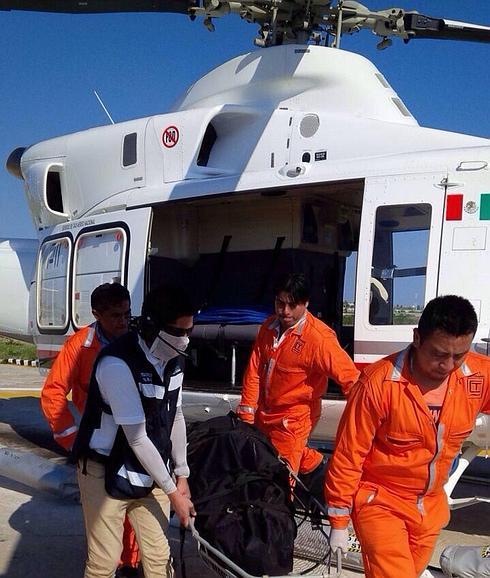 Traslado de uno de los heridos en el incendio. 