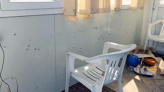 Imagen de los agujeros de bala en la caseta de seguridad de la embajada de Corea del Sur en Libia. 