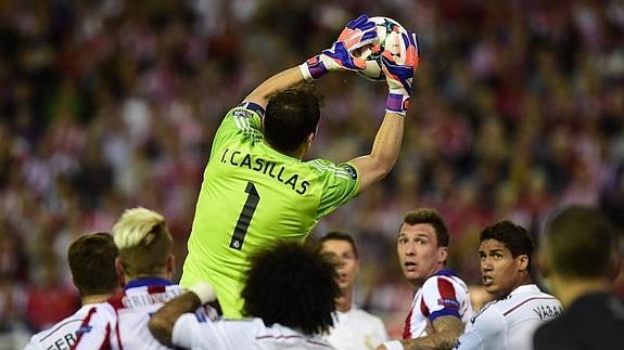 Casillas atrapa un balón. 