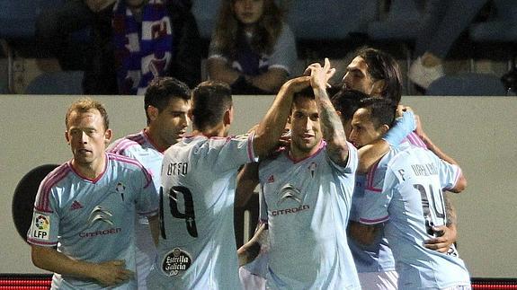 Los jugadores del Celta celebran el gol de Nolito.  