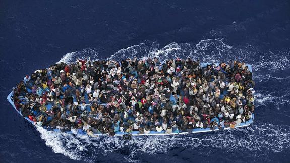 Inmigrantes en una patera a 32 kilómetros de Libia, antes de ser rescatados por una fragata italiana. Imagen del fotógrafo Massimo Sestini que obtuvo el segundo premio del World Press Photo.