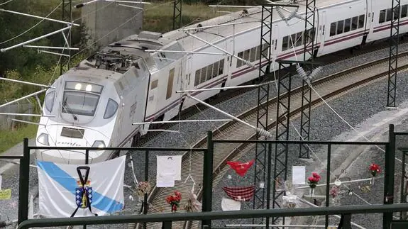 Un tren Alvia realiza el mismo recorrido que el accidentado por el lugar del barrio de Angrois.