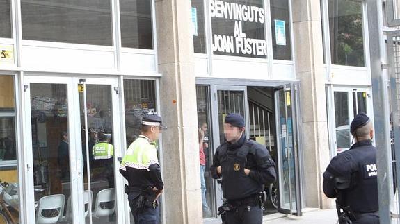 Policías, junto al instituto. 