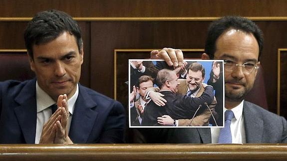 Pedro Sánchez (i.), hoy en el Congreso junto a Hernando. 