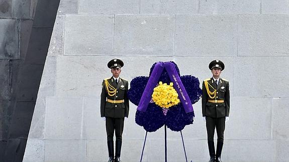 Dos soldados ante el monumento que recuerda a lasvíctimas. 