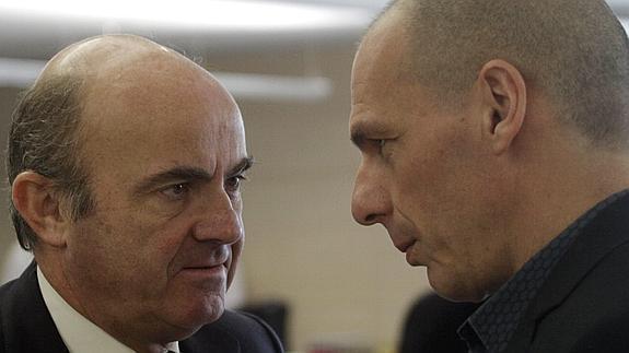 De Guindos conversa con Varoufakis.