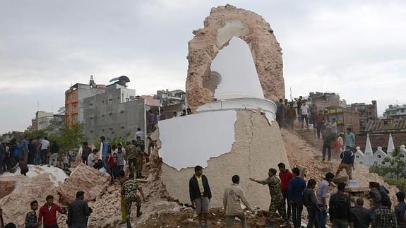 La Torre Bhimsen de Katmandú, tras su derrumbe. 