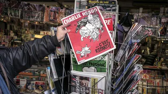 Ejemplar de Charlie Hebdo en un quiosco.