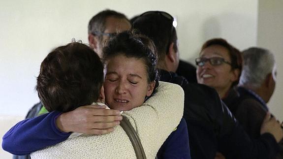 Familiares reciben en la base aérea de Torrejón de Ardoz a los primeros españoles evacuados de Nepal. 