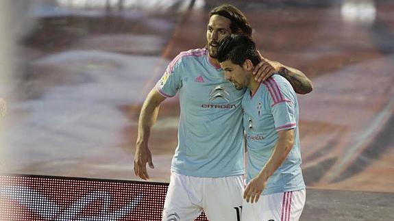 Nolito (d) celebra el gol con Larrivey. 