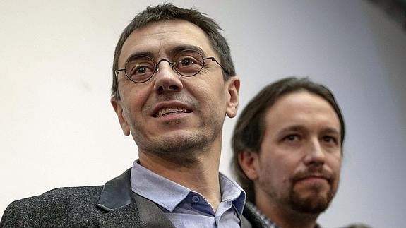 Juan Carlos Monedero, junto a Pablo Iglesias. 