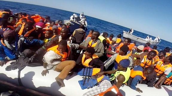 Varios de los inmigrantes rescatados. 