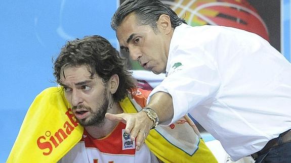 Scariolo (d) da instrucciones a Pau Gasol. 